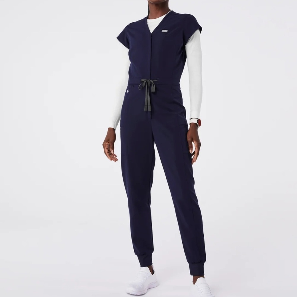 Figs Ultra Scrub limited edition  Navy Jane V-Neck
- Jogger ScrubjumpsuitT™ New - Picture 4 of 8